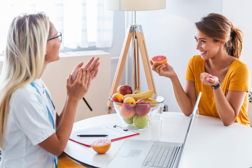 2 women discussing the difference between nutritionist and dietitian.